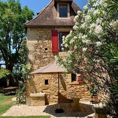 Maison Les Volets Rouges-vue Panoramique Et Piscine Privee-cote Sarlat بيت للعطل Bézenac